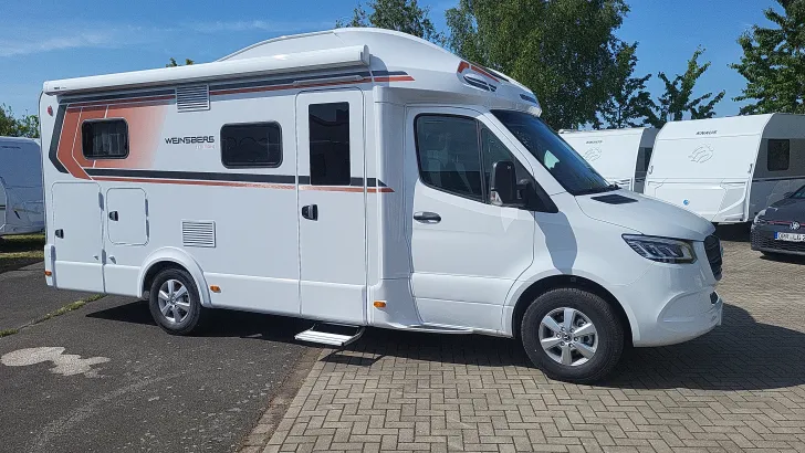 Schräg Vorne Weinsberg CaraCompact EDITION PEPPER 640 MEG Suite Hot Pepper & Licht Paket