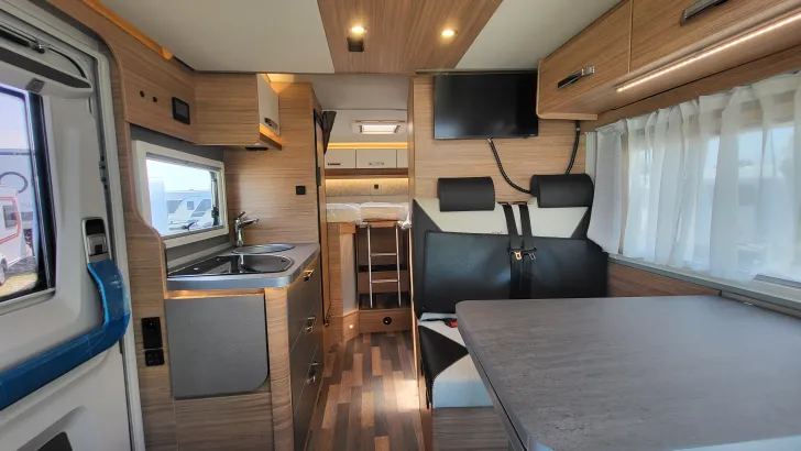 Sicht vorne-hinten Weinsberg CaraCompact 640 MEG Suite EDITION [PEPPER] Hot Pepper & Licht Paket