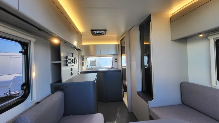 Sicht vorne-hinten Adria Action 391 LH Sports Mover/Fahrradträger