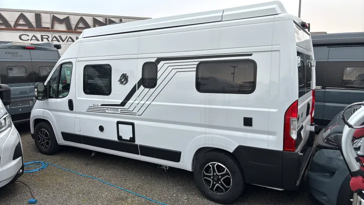 Seitlich Knaus BoxLife 600 ME Platinum Selection Aufstelldach 180 PS Automatik