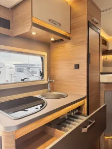Fahrzeugbild Weinsberg CaraSuite 650 MEG EDITION [SPICY] Hubbett und Rahmenfenster #11