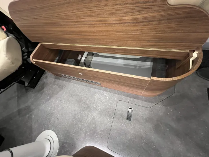 Fahrzeugbild Carthago chic c-line I 5.9 XL LE Mercedes (314) #40