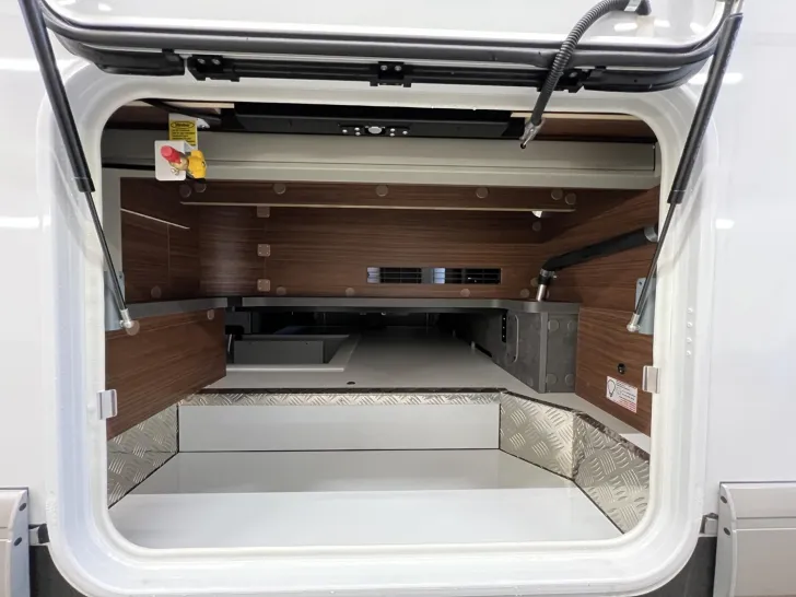 Fahrzeugbild Carthago chic c-line I 5.9 XL LE Mercedes (314) #43