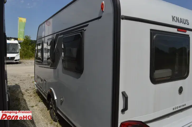 Fahrzeugbild Knaus Südwind 420 QD 60 YEARS Kühlschrank 142l #6
