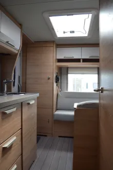 Fahrzeugbild Knaus Südwind 420 QD 60 YEARS Kühlschrank 142l #12