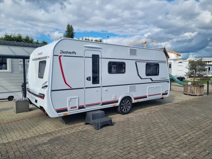 Fahrzeugbild Dethleffs Nomad 490 EST Einzelbetten mit Heckbad #3