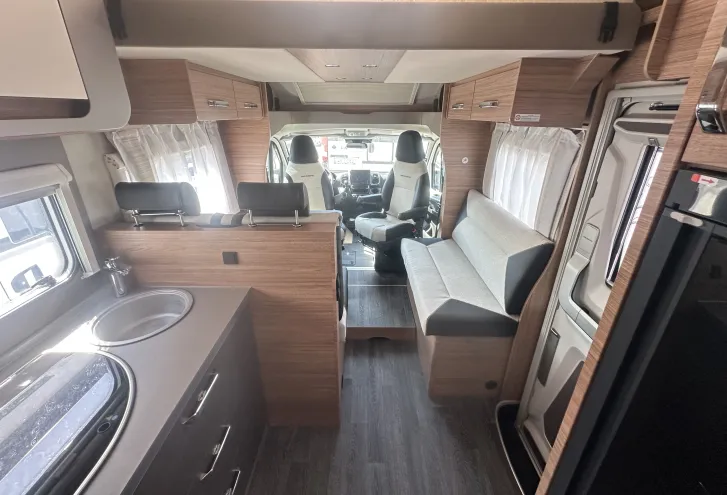 Fahrzeugbild Weinsberg CaraSuite EDITION SPICY 650 MF Automatikgetriebe , Hubbett #9