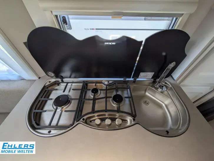 Fahrzeugbild LMC Sassino 470 K 1500kg/Antischlingerkupplung/Etagenbetten/GFK #10