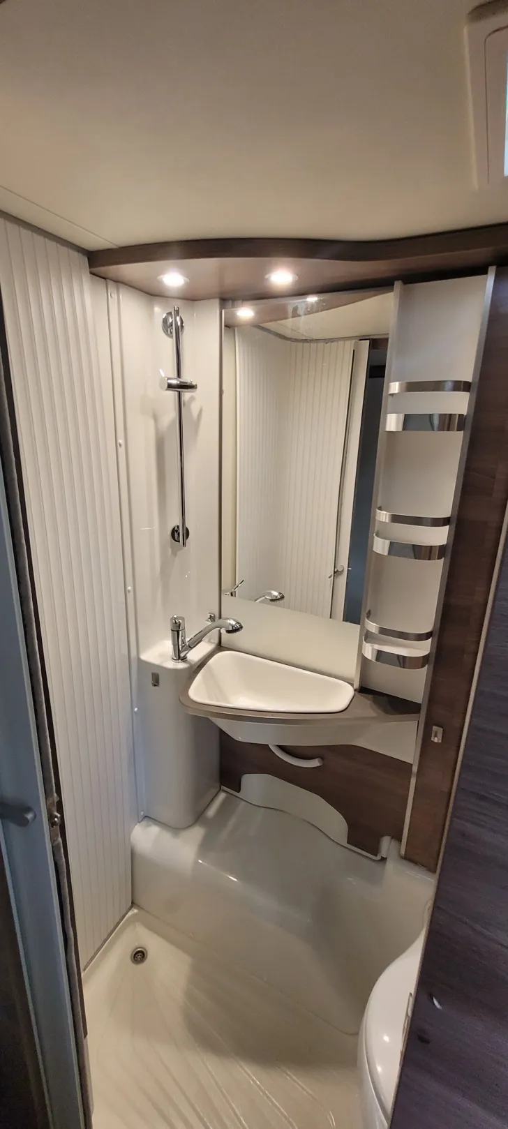Fahrzeugbild Knaus L!VE Traveller 600 DKG Familienfahrzeug, Top Ausstatt #9