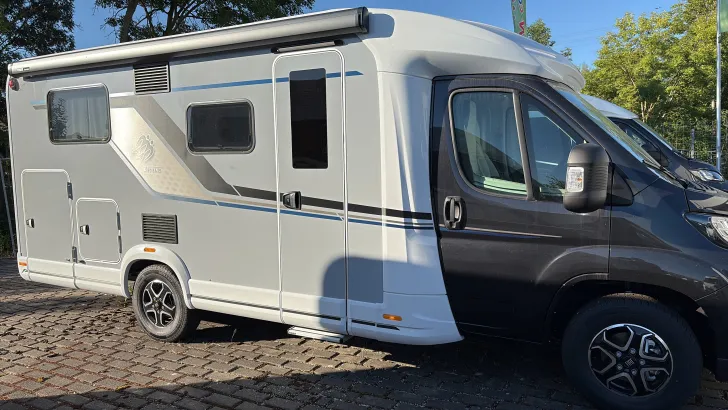 Seitlich Knaus Sky TI 650 MEG Sondermodell