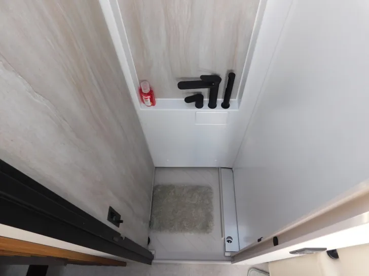 Fahrzeugbild Bürstner Signature SFT 7.0 Festtank-Toilette+Combi6E+Navi #13