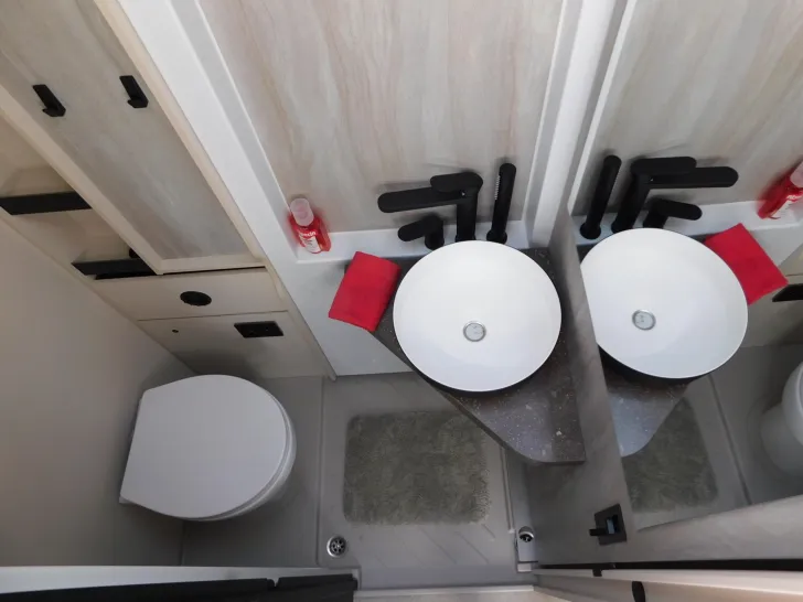 Fahrzeugbild Bürstner Signature SFT 7.0 Festtank-Toilette+Combi6E+Navi #14