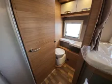 Toilette Weinsberg CaraSuite 700 ME 4 x Paket Markise Exklusivtür