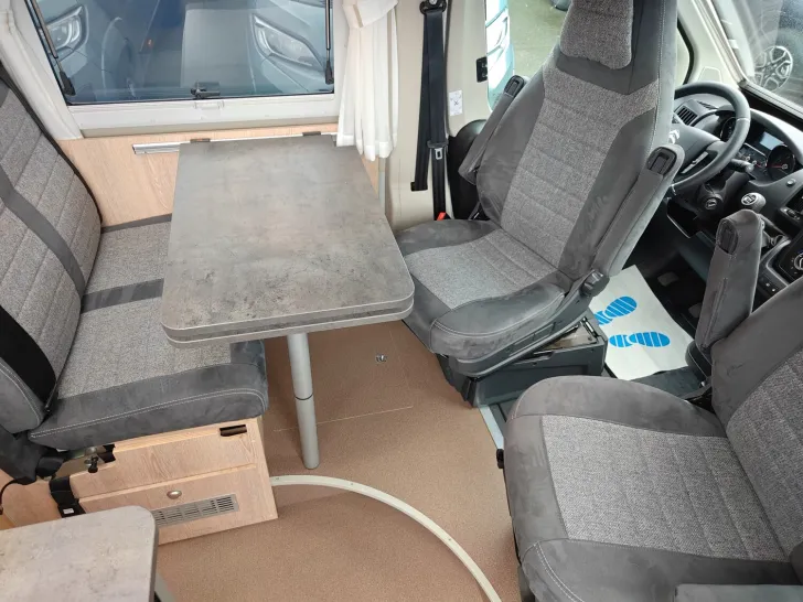 Fahrzeugbild Pössl 2Win Vario 600 5.Sitzplätze/Navi/RFK/AHK/Hubbett #13