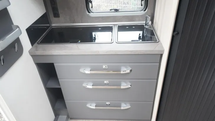 Fahrzeugbild Hobby De Luxe 460 SL / Einzelbetten, Auflastung #15