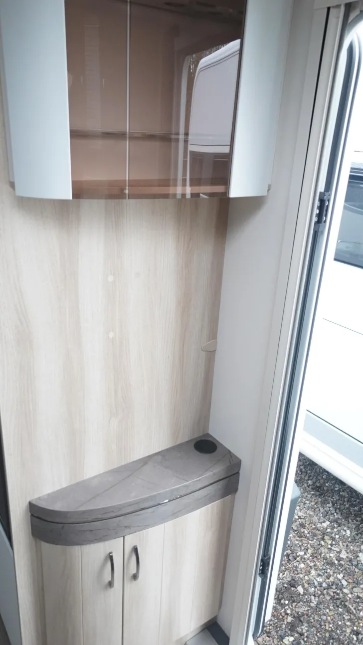 Fahrzeugbild Hobby De Luxe 460 SL / Einzelbetten, Auflastung #32