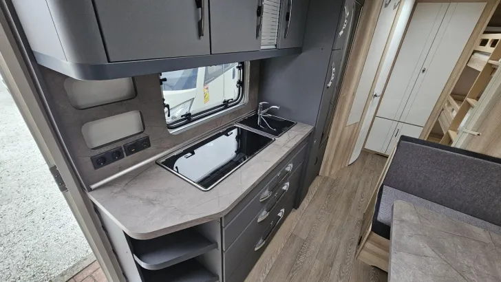 Fahrzeugbild Hobby De Luxe 545 KMF / 3er Kinderbett #19
