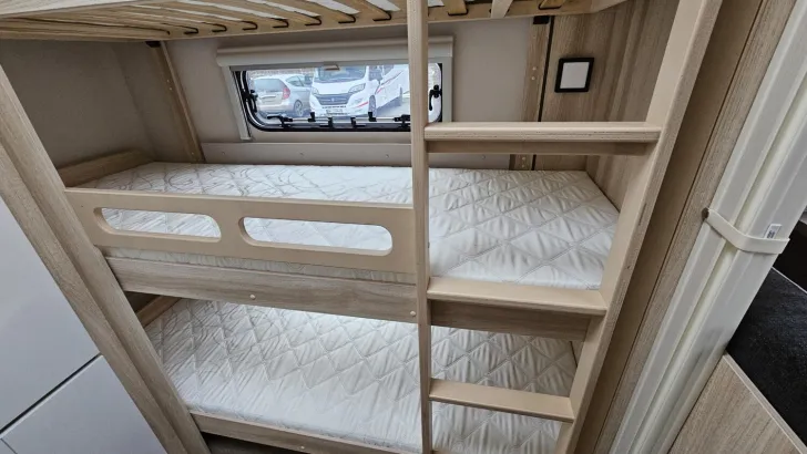 Fahrzeugbild Hobby De Luxe 545 KMF / 3er Kinderbett #26