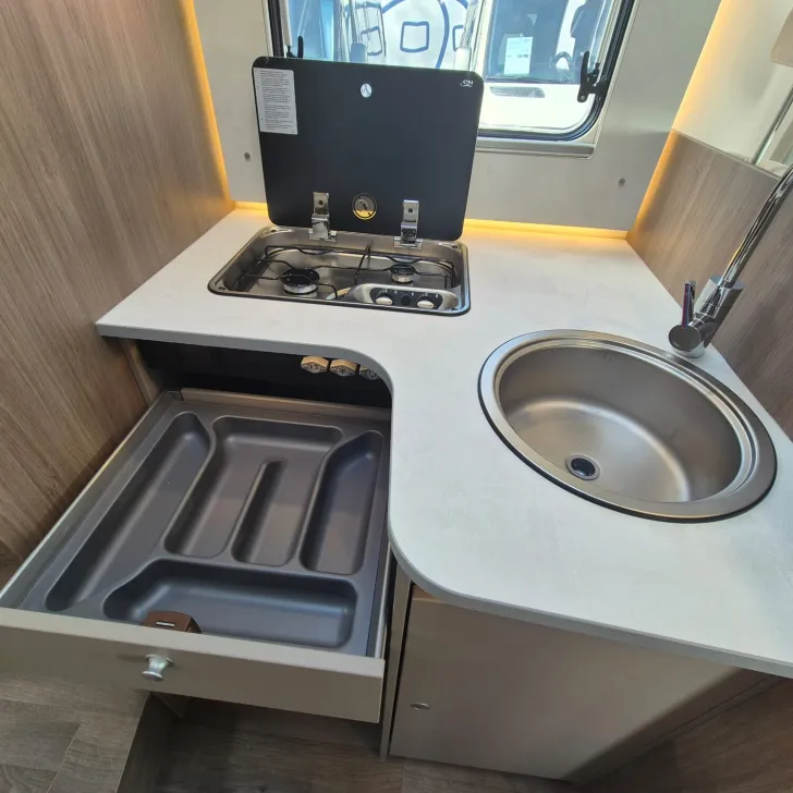 Fahrzeugbild Carado T 447 /Hubbett #33