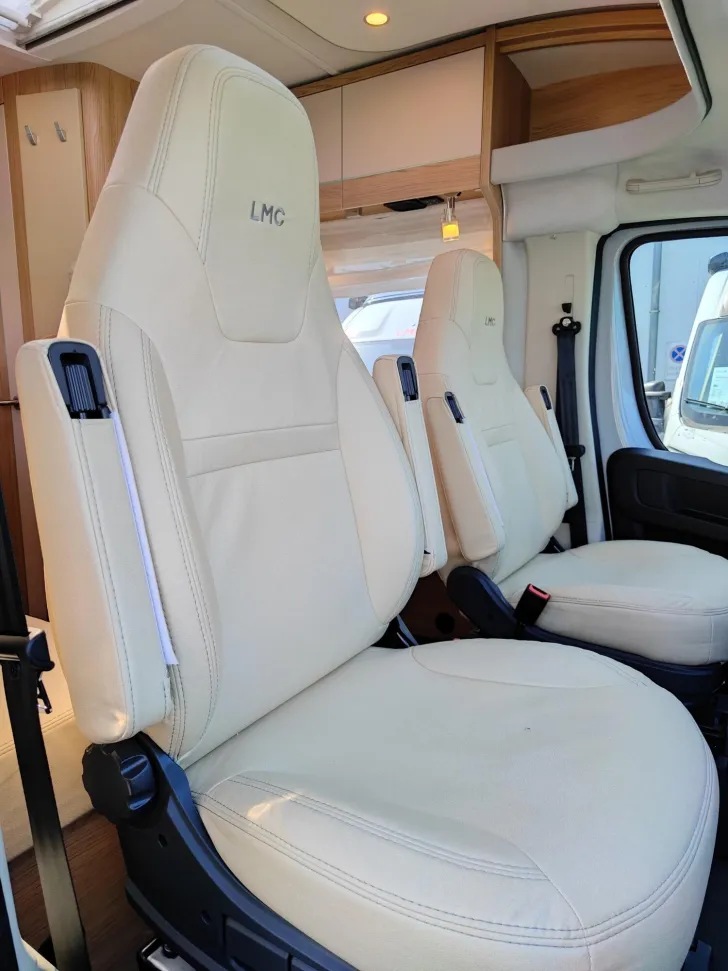 Fahrzeugbild LMC Cruiser 70 V 643 G #10