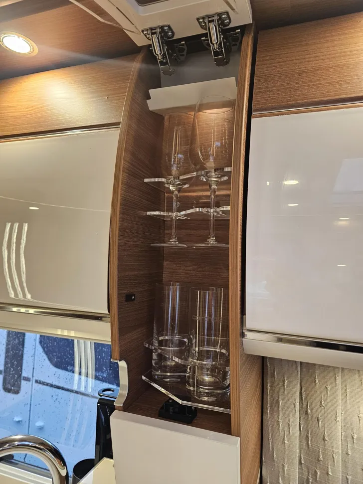 Fahrzeugbild Carthago chic c-line I 6.2 XL QB Silverline /Hubbett/ALDE #18