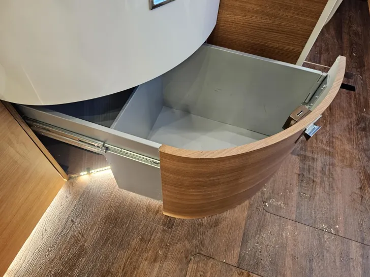 Fahrzeugbild Carthago chic c-line I 6.2 XL QB Silverline /Hubbett/ALDE #25