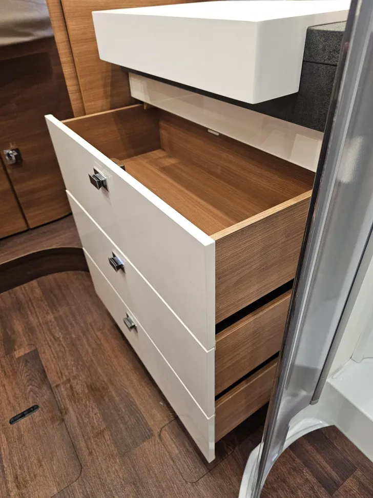 Fahrzeugbild Carthago chic c-line I 6.2 XL QB Silverline /Hubbett/ALDE #39