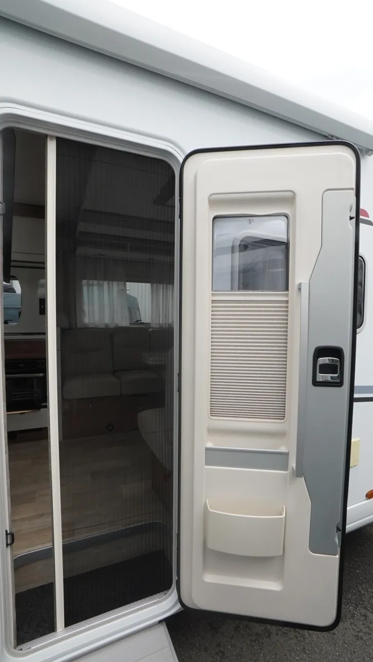 Fahrzeugbild Pilote P 696 D Essentiel Backofen/Sat+TV/Solar #9