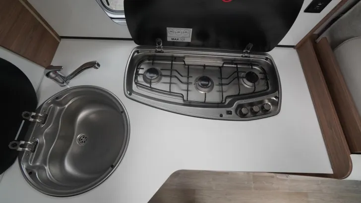 Fahrzeugbild Pilote P 696 D Essentiel Backofen/Sat+TV/Solar #15