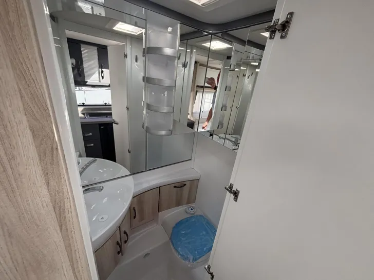 Fahrzeugbild Hobby De Luxe 460 LU #25
