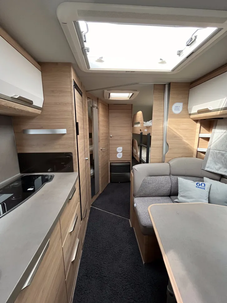 Fahrzeugbild Knaus Südwind 580 QS 60 YEARS Außen komplett grau! Teppich #6