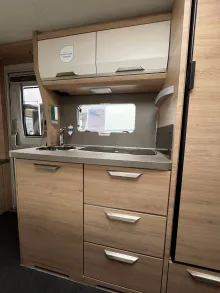 Fahrzeugbild Knaus Südwind 580 QS 60 YEARS Außen komplett grau! Teppich #11