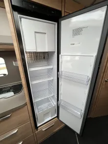 Fahrzeugbild Knaus Südwind 580 QS 60 YEARS Außen komplett grau! Teppich #12