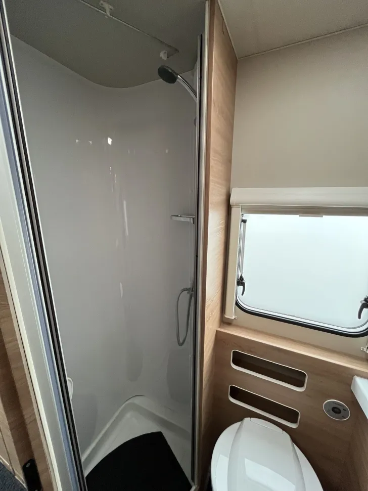 Fahrzeugbild Knaus Südwind 580 QS 60 YEARS Außen komplett grau! Teppich #15