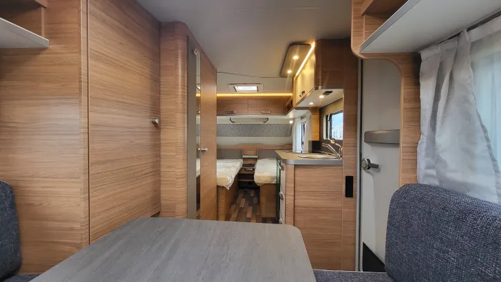 Sicht vorne-hinten Weinsberg CaraOne 480 EU 3 Pakete/1500kg/Serviceklappe
