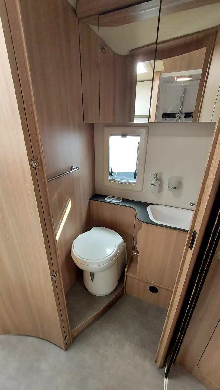 Fahrzeugbild Laika Ecovip H 4109 Hängeschränke anstatt Hubbett #10