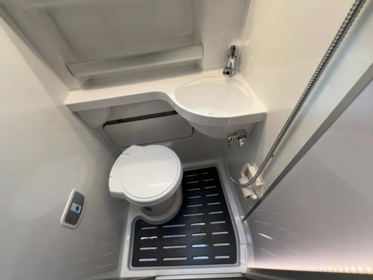 Fahrzeugbild Westfalia Columbus 600 D/Festbett/Klima/Markise/AHK/160 PS #17