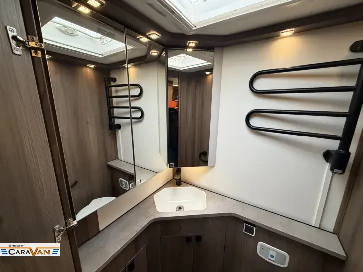Fahrzeugbild Kabe Crown TRAQ i830 LGB umbestellbar 4x4 LQB/Imperial #1
