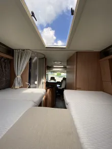 Sicht vorne-hinten Knaus Sky i 700 LEG