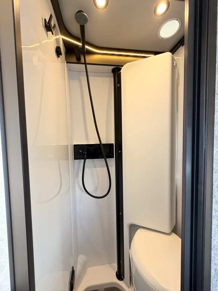 Fahrzeugbild Weinsberg CaraBus EDITION FIRE 540 MQ Rahmenfenster #12