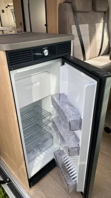 Kühlschrank Innenansicht Hobby ONTOUR Van 640 ET Automatik
