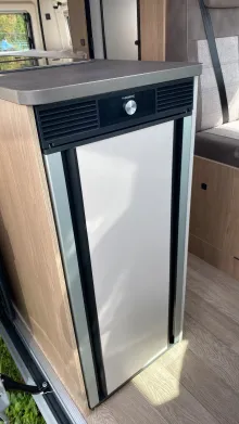 Kühlschrank Außenansicht Hobby ONTOUR Van 640 ET Automatik