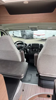 Sicht vorne-hinten Knaus BoxLife 600 ME sehr gepflegt