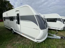 Seitlich Hobby De Luxe 545 KMF Auflastung 2.000 kg