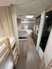 Sicht vorne-hinten Hobby De Luxe 545 KMF Auflastung 2.000 kg
