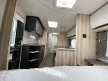 Sicht vorne-hinten Hobby De Luxe 545 KMF Auflastung 2.000 kg