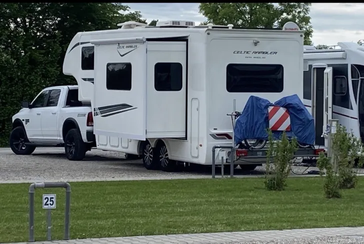 Grundriss Tag Fifth Wheel Tourers Celtic Rambler Komplettgespann inkl. RAM 1500