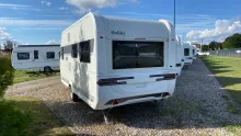 Schräg Hinten Hobby De Luxe 460 UFe IC-Line inkl. Mover & ETS