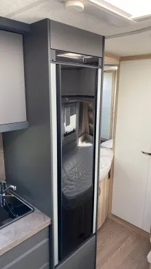 Kühlschrank Hobby De Luxe 460 UFe IC-Line inkl. Mover & ETS