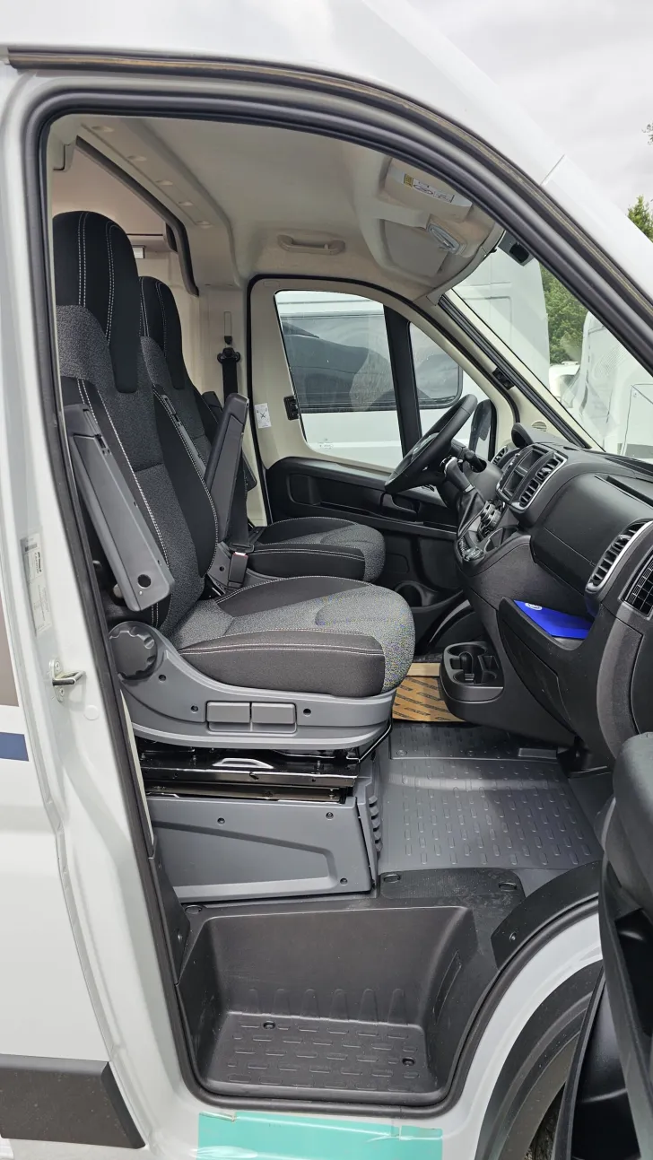 Fahrzeugbild Carado pro CV 600 Mietwagen Autom. & Schlafdach #7